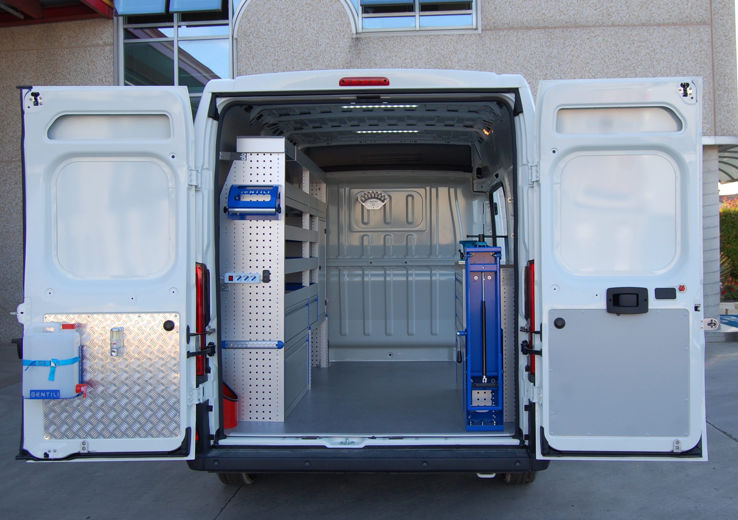 Quali accessori non possono mancare nel tuo allestimento furgone? – Gentili  Technology Equipment